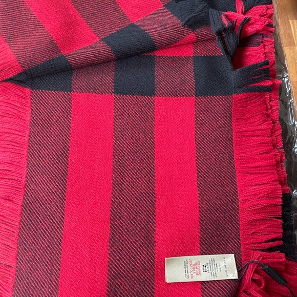 Authentic NWT Burberry scarf - Picture 5 of 7